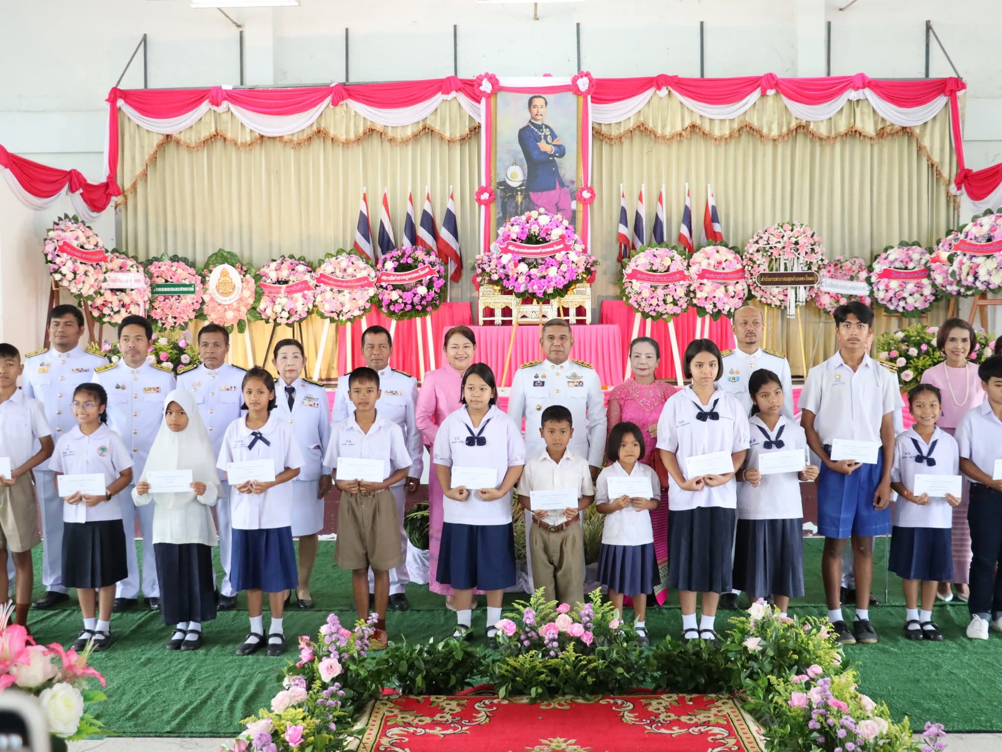 วันพฤหัสบดีที่ 23 ตุลาคม พ.ศ. 2568  เวลา 08.00 น.
นายหร้อหีม นวลดำ นายกเทศมนตรีตำบลควนเสาธง 
พร้อมด้วยรองนายกเทศมนตรี และพนักงานเทศบาลตำบลควนเสาธง ร่วมพิธีวางพวงมาลาเนื่องในวันคล้ายวันสวรรคต พระบาทสมเด็จพระจุลจอมเกล้าเจ้าอยู่หัว 
(วันปิยมหาราช) 23 ตุลาคม 2568  และมอบทุนการศึกษา (กองทุนพระปิยมหาราช) ให้แก่นักเรียนที่เรียนดี ณ ศาลาประชาคมอำเภอตะโหมด
โดยมี นายนคร จันทภาโส นายอำเภอตะโหมด เป็นประธานในพิธี