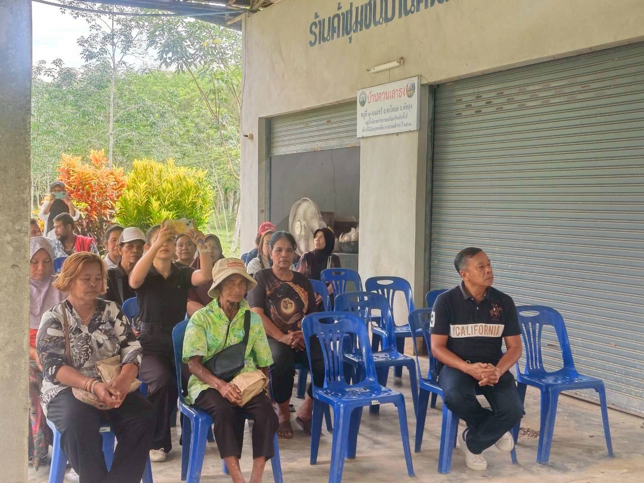 วันอังคารที่ 28 ตุลาคม 2568  เวลา 13.00 น.
นายหร้อหีม  นวลดำ  นายกเทศมนตรีตำบลควนเสาธง มอบหมาย
นายทวีศักดิ์ ทักษิณาวาณิชย์ และนายพิเชษฐ์ ชนะสงคราม รองนายกเทศมนตรี พร้อมด้วย สมาชิกสภาเทศบาล ปลัดเทศบาล หัวหน้าส่วนราชการ  เจ้าหน้าที่เทศบาลตำบลควนเสาธง ดำเนินการประชาคมระดับหมู่บ้าน หมู่ที่ 7 ณ ศาลาประจำหมู่บ้านหมู่ที่ 7 ตำบลแม่ขรี อำเภอตะโหมด เพื่อร่วมกันเสนอความคิดเห็น เพิ่มเติม แก้ไขแผนชุมชนและแผนพัฒนาท้องถิ่น (พ.ศ.2566-2570)