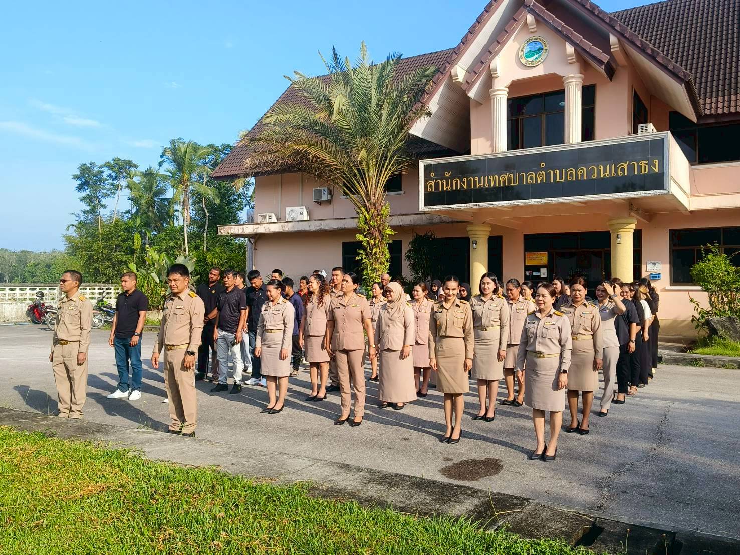 วันจันทร์ที่ 10 พฤศจิกายน 2568 
นายหร้อหีม  นวลดำ นายกเทศมนตรีตำบลควนเสาธง มอบหมายให้  
รองนายกเทศมนตรี  หัวหน้าส่วนราชการ ข้าราชการ และเจ้าหน้าที่เทศบาลตำบลควนเสาธง ร่วมกิจกรรมเคารพธงชาติและร้องเพลงชาติไทย ประจำเดือนพฤศจิกายน 2568 ณ บริเวณหน้าเสาธงสำนักงานเทศบาลตำบลควนเสาธง พร้อมทั้งนี้รองนายกเทศมนตรี ได้พบปะพูดคุยกับพนักงานเทศบาล และแนะนำข้าราชการที่โอนย้ายมาใหม่