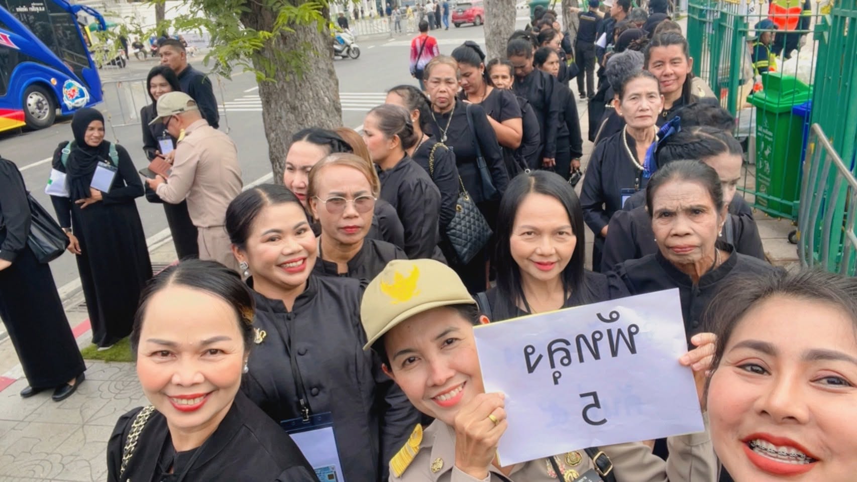 ข้าร่วมพิธีกราบถวายบังคมพระบรมศพ สมเด็จพระนางเจ้าสิริกิติ์ พระบรมราชินีนาถ พระบรมราชชนนีพันปีหลวง ณ พระที่นั่งดุสิตมหาปราสาท พระบรมมหาราชวั