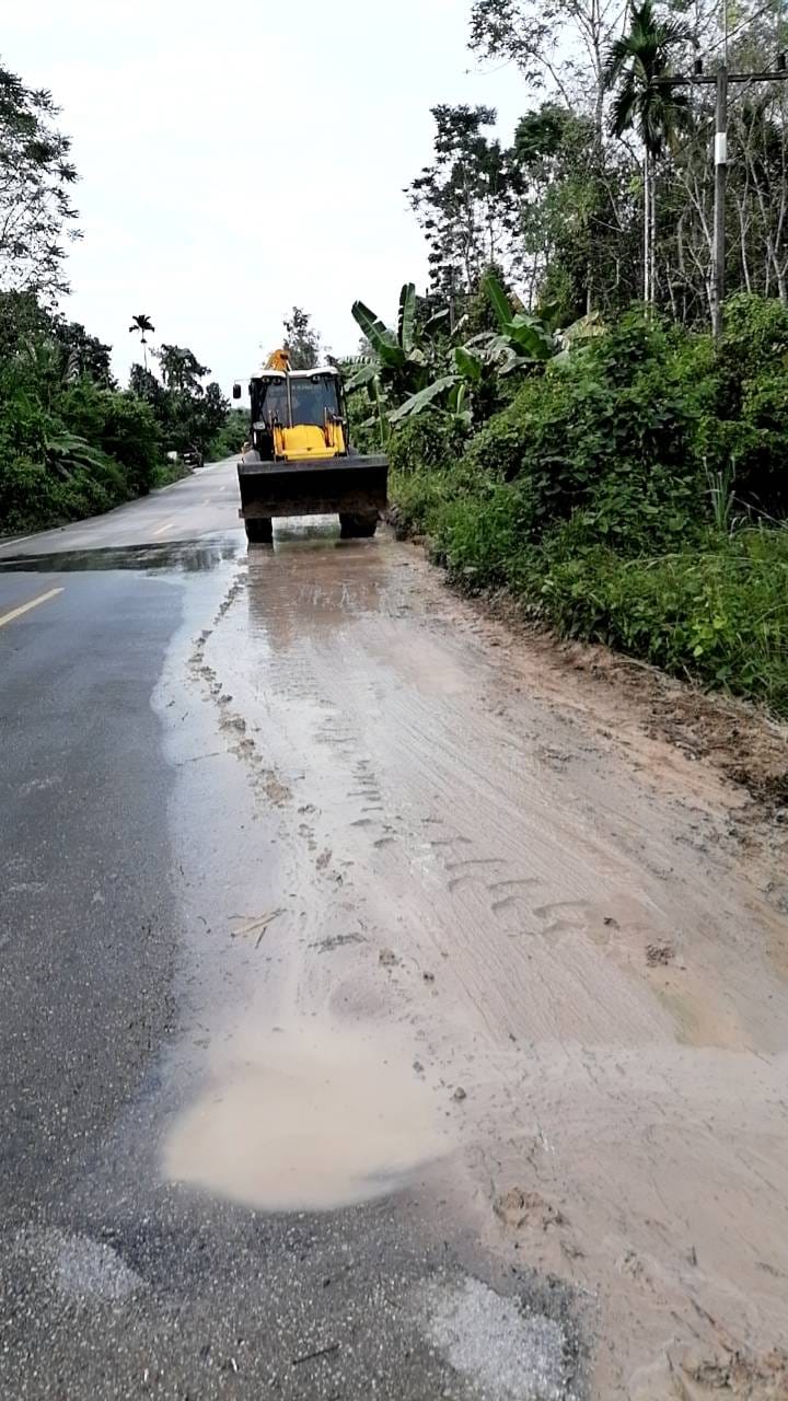 วันที่ 10พ.ย.65นายกหร้อหีม นวลดำ นายกเทศมนตรีตำบลควนเสาธง   มอบหมายให้หน.จนท.ป้องกันและบรรเทาสาธารณภัย /จพง.ป้องกันฯ/พนักงานฯขับรถJCB ร่วมกันแก้ไขปัญหาและป้องกันน้ำท่วมในพื้นที่ ม.7 บ้านควนเสาธง ต.แม่ขรี อ.ตะโหมด จ.พัทลุงและนำรถบรรทุกน้ำไปแจกจ่ายน้ำอุปโภคบริโภคให้ประชาชนม.11เนื่องจากน้ำประปาไหลไม่เพียงพอ เพื่อแก้ไขปัญหาความเดือดร้อนของพี่น้องประชาชนในการบริหารกิจการของเทศบาลให้ประชาชนได้รับบริการอย่างทั่วถึงและแก้ไขปัญหาได้ทันท่วงที