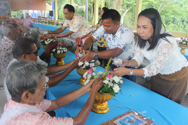 โครงการจัดงานวันกตัญญู <br> (รดน้ำผู้สูงอายุ)  ณ  วัดปลักปอม